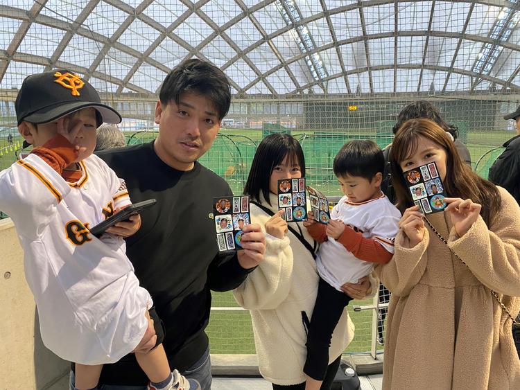 雨でも笑顔 キャンプ初日に「笑アベ」、即席サイン会 | 読売