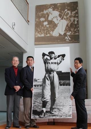 30年ぶり発見の沢村栄治投手“等身大パネル”がG寮に | 読売 30年ぶり発見の沢村栄治投手“等身大パネル”がG寮に | 読売