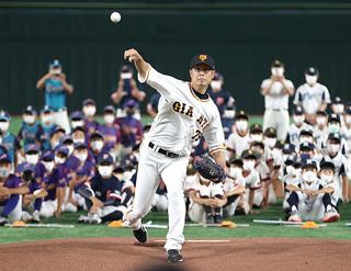 2022年の始球式に登場した亀井善行コーチ