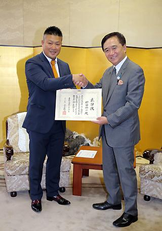 小児医療支援の村田選手に神奈川県から感謝状 | 読売