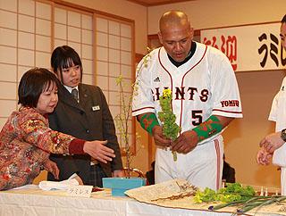 ラミレス選手が華道など日本文化堪能 | 読売ジャイアンツ（巨人軍