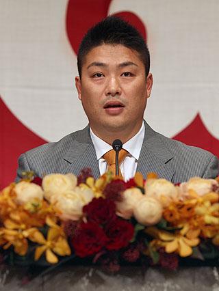 原監督を胴上げしたい」村田選手が入団会見 | 読売ジャイアンツ（巨人